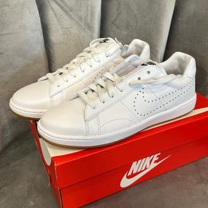 Nike tennis classic white shoes